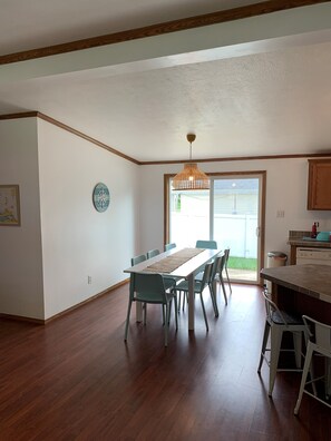 Unclassified image, 3 of 20, button - Marblehead Family Lake Cottage - 3 bedroom (Lakeside Marblehead)