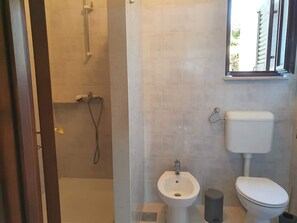 Tina, secadora de cabello, bidet, toallas 