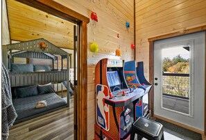 4 bedrooms, iron/ironing board, travel cot, WiFi - Saltwater Indoor Pool | Hot Tub | 3 King Beds | Arcade | Pets OK (Pigeon Forge)