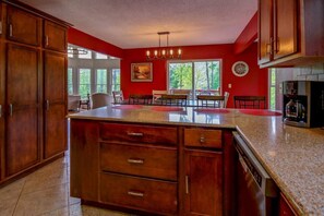 Interior - Owl’s Nest Treetop Oasis - 25 to AVL, 25 to Hatley Pointe Ski Resort (Mars Hill)