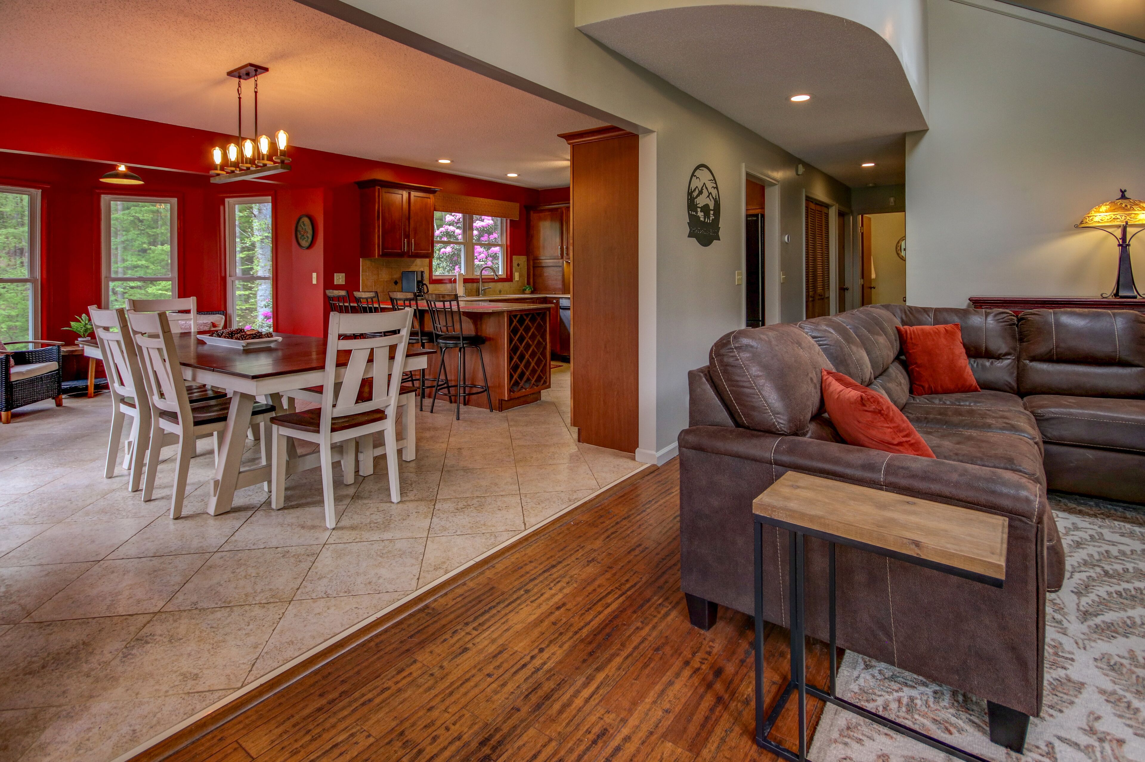 Owl’s Nest Treetop Oasis in Picturesque Mars Hill, NC. 25 min to AVL!