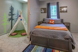 4 bedrooms, desk, iron/ironing board, travel cot - Owl’s Nest Treetop Oasis - 25 to AVL, 25 to Hatley Pointe Ski Resort (Mars Hill)