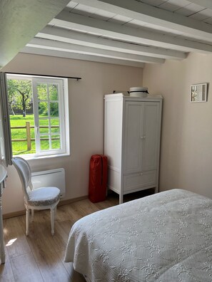 1 bedroom, bed sheets