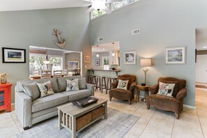 Smart TV - Lovely Sea Pines home with large pool & pet friendly! Short walk to the beach (Hilton Head)