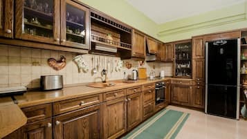 Een koelkast, een oven, een koffiezetapparaat/waterkoker, een waterkoker