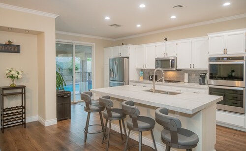 Good Vibes off the strip, 5BR, Secret room, 2 King Beds, Pool and Spa