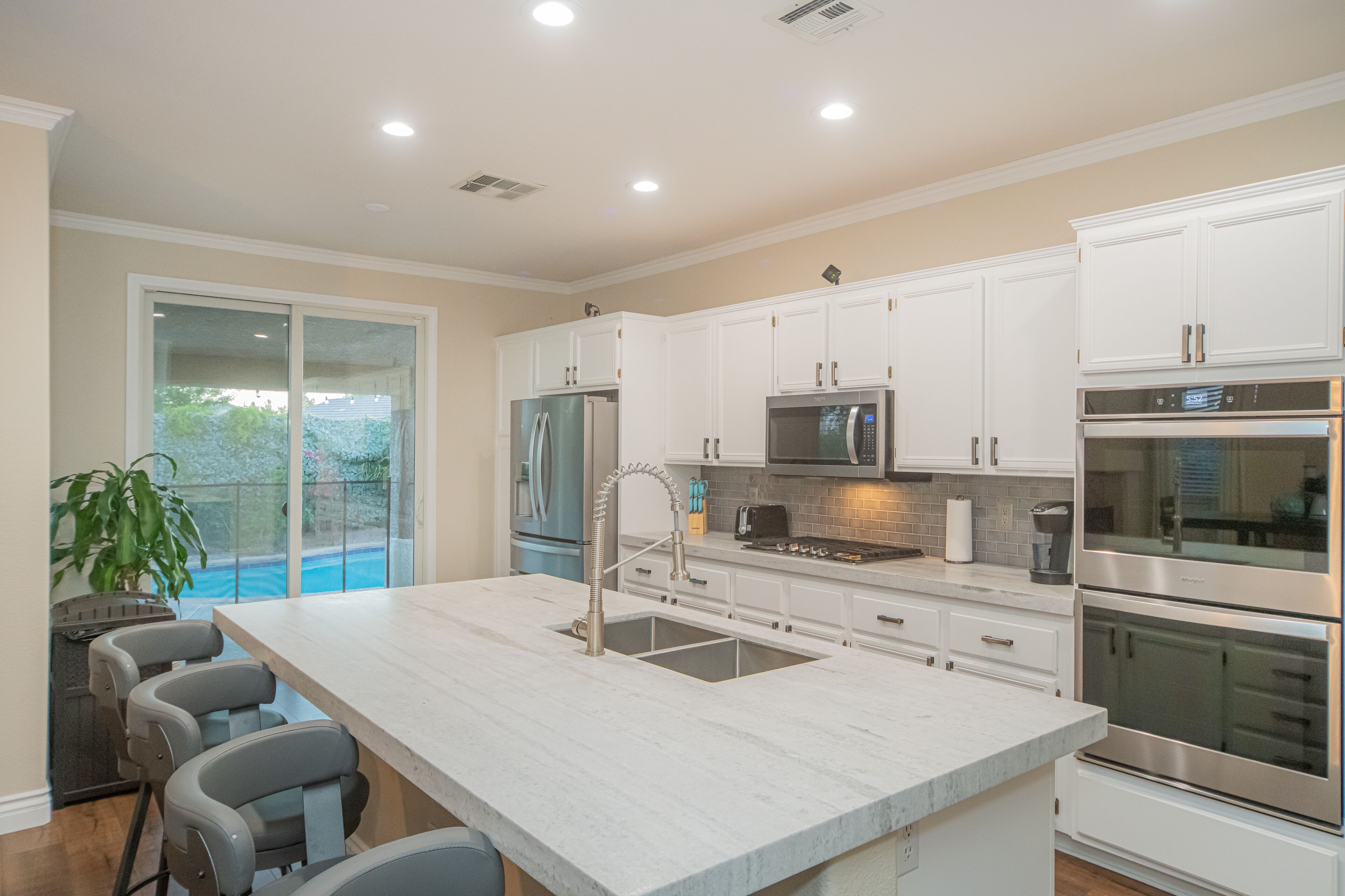 5⭐🌞🌴Good Vibes off the strip, 5BR  with 2 King Beds + Pool