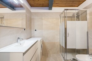 Regadera, secadora de cabello, bidet, toallas 