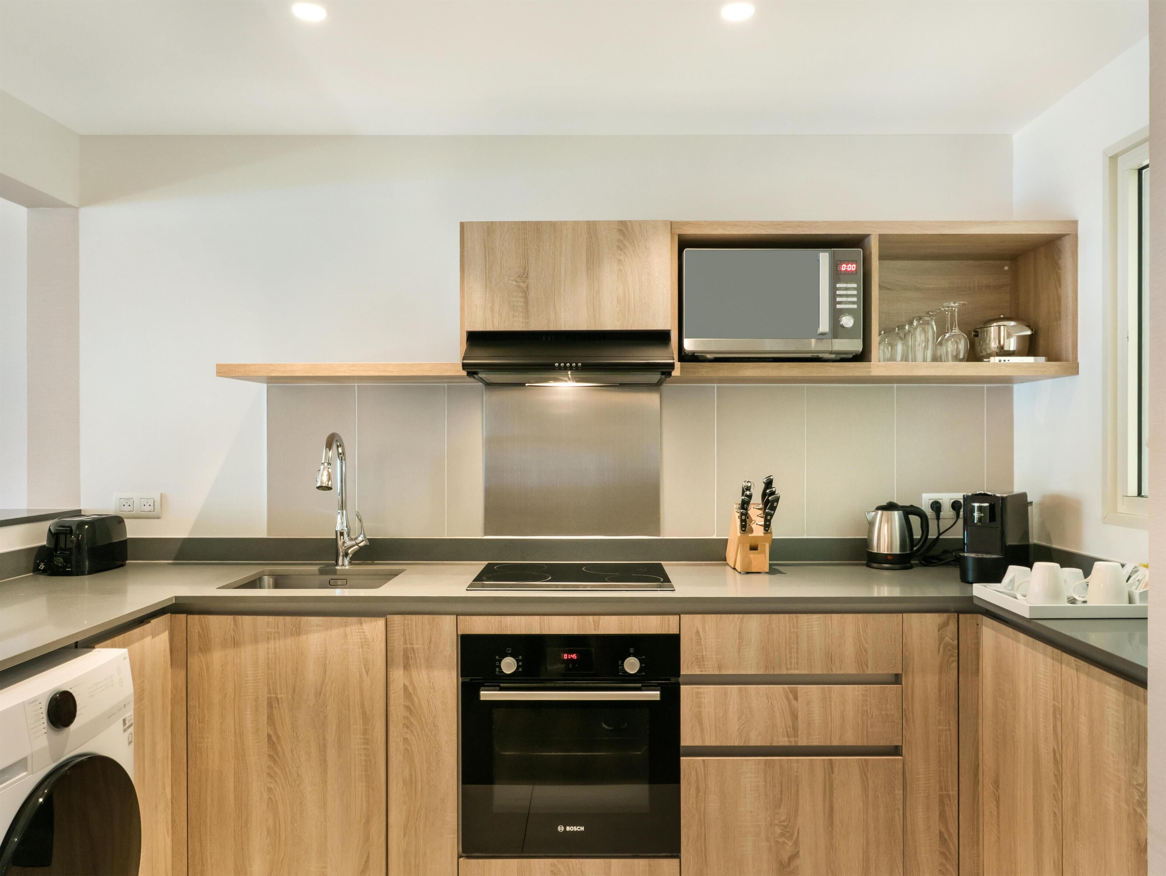 Una cucina moderna con lavastoviglie Bosch, forno a microonde e forno elettrico integrato.