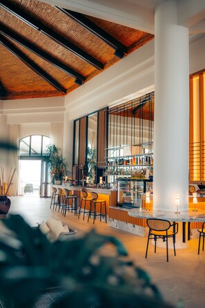 Bar de cocteles, con vista al mar, abre todos los días 