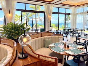 4 restaurantes, se sirve desayuno, cocina local e internacional