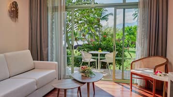 Quarto, 1 cama King, vista para o jardim | Área de estar | TV LED 55 polegadas com canais a cabo, TV