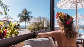 Utendørsbasseng, bassengtelt (mot betaling) og bassengparasoller