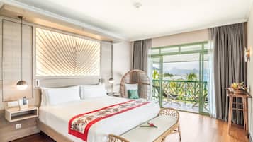 Suite, 1 cama King size, vista al océano | 1 habitación, caja de seguridad en la habitación y escritorio