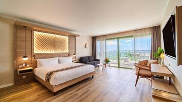 Habitación Premier, 1 cama King size, vista al océano | Área de sala de estar | Televisión LED de 55 pulgadas con canales por cable y televisión