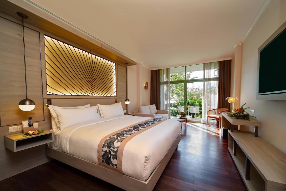 Room, 1 King Bed, Garden View | Living area | 55-inch LED TV with cable channels, TV