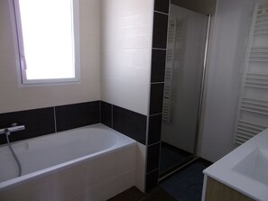 Badewanne, Haartrockner, Handtücher, Seife