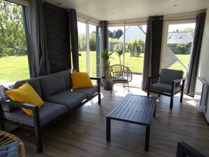 Téléviseur connecté, livres, bureau