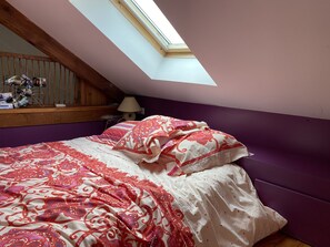 2 عدّة غرف نوم ومكواة/لوح كي وسرير سفر وملاءات أسرّة