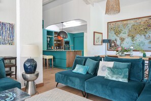 Smart TV, chimenea, videojuegos y libros 
