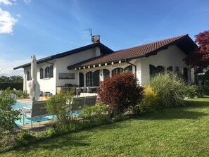 Alberca al aire libre y alberca climatizada