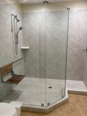 Combined shower/tub, hair dryer, towels, soap - OCEAN PALMS VACATION RENTAL, MANAGED BY WESTIN RESORT, 2 BEDROOMS/2BATH (Hilton Head Island)
