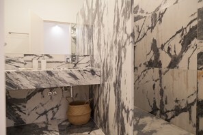 Shower, hair dryer, towels, shampoo