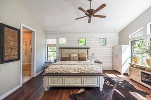 3 habitaciones, tabla de planchar con plancha y cuna de viaje