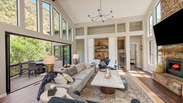 Smart TV, fireplace