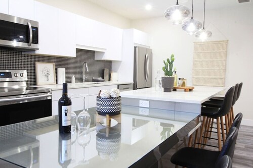 ★Executive Suite★King Bed✔5 min to DT & Whyte Ave!