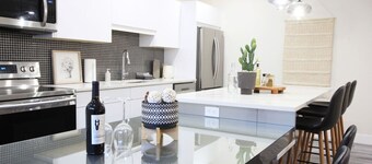 ★Executive Suite★King Bed✔5 min to DT & Whyte Ave!