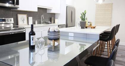 ★Executive Suite★King Bed✔5 min to DT & Whyte Ave!