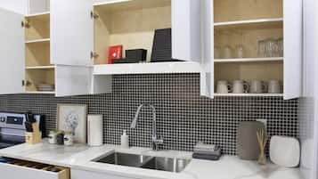 Een koelkast, een magnetron, een oven, een kookplaat