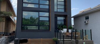 ★Executive Suite★King Bed✔5 min to DT & Whyte Ave!