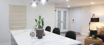 ★Executive Suite★King Bed✔5 min to DT & Whyte Ave!