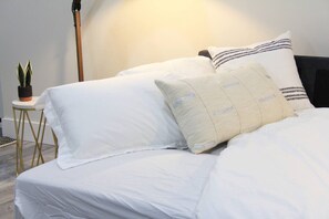 2 habitaciones, escritorio y tabla de planchar con plancha 