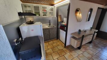 Een koelkast, een microgolfoven, een oven, een kookplaat