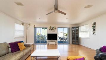 Televisión, reproductor de DVD y estéreo