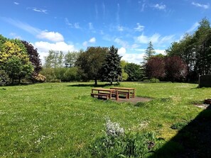 Outdoor dining - Manoir le Cosquer (Pommerit-le-Vicomte)