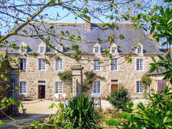 Exterior - Manoir le Cosquer (Pommerit-le-Vicomte)