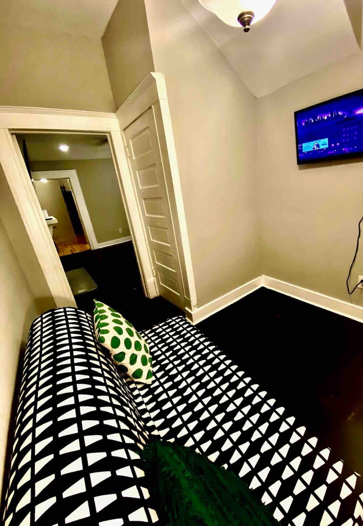 Midtown Cozy Getaway...Piedmont Park..Free Parking