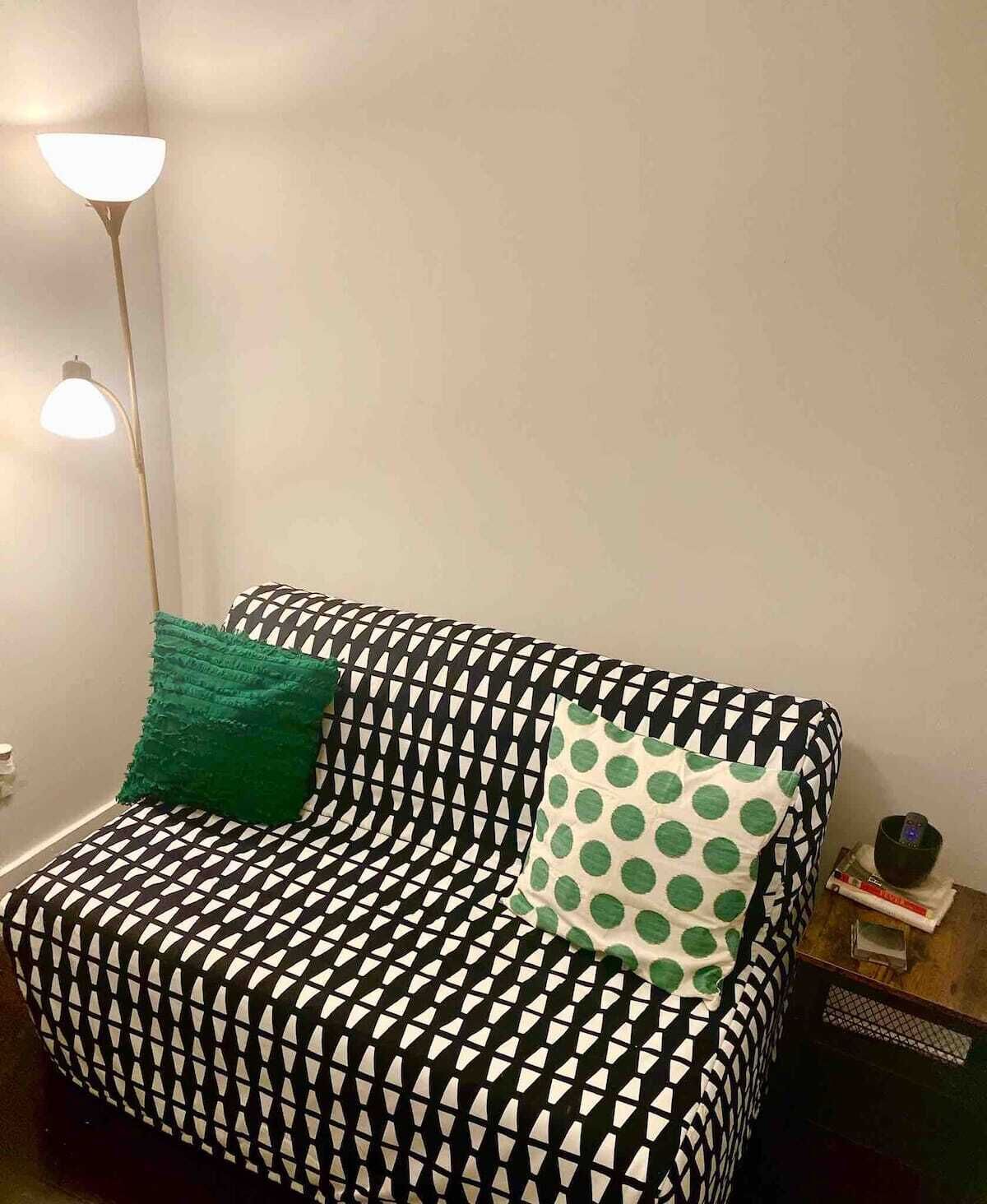 Midtown Cozy Getaway...Piedmont Park..Free Parking