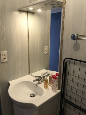 Dusche, Haartrockner, Handtücher, Toilettenpapier