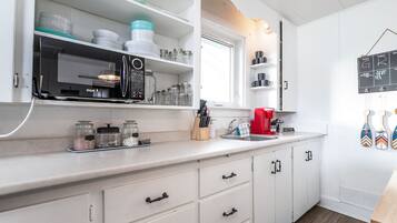 Een koelkast, een microgolfoven, een oven, een kookplaat