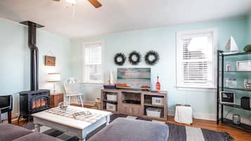 Télévision, lecteur de DVD, livres