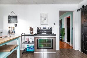 冷蔵庫、電子レンジ、オーブン、コンロ