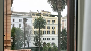 Vistes d'una filera d'edificis amb balcons, palmeres i un cel serè.