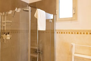 Douche, sĂšche-cheveux, bidet, serviettes fournies