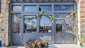 Une devanture de magasin avec une grande vitrine, une enseigne sur laquelle on peut lire « bliss » et le numéro « 421 » sur la porte.