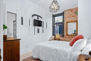2 bedrooms, iron/ironing board, free WiFi, bed sheets - The Demi-Lune. An urban space with small town charm! (Hendersonville)